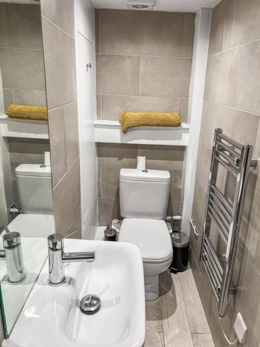 Cosy 1-Bdr W/ Free Parking In Central 독서 외부 사진