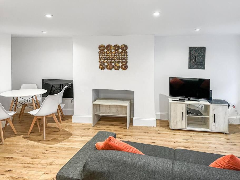 Cosy 1-Bdr W/ Free Parking In Central 독서 외부 사진