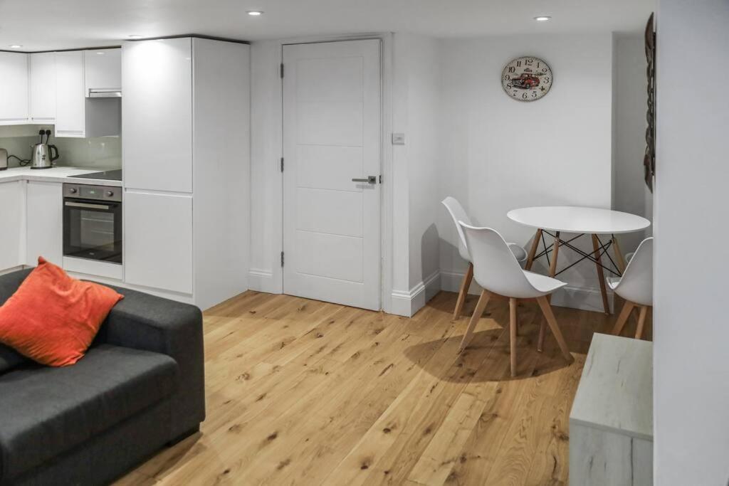 Cosy 1-Bdr W/ Free Parking In Central 독서 외부 사진